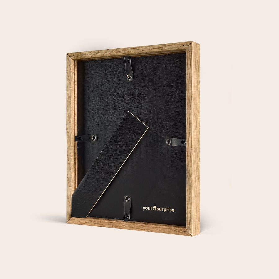 Foto in lijst bestellen Achterkant van de fotoafdruk met houten lijst, geschikt voor aan de muur of om neer te zetten.