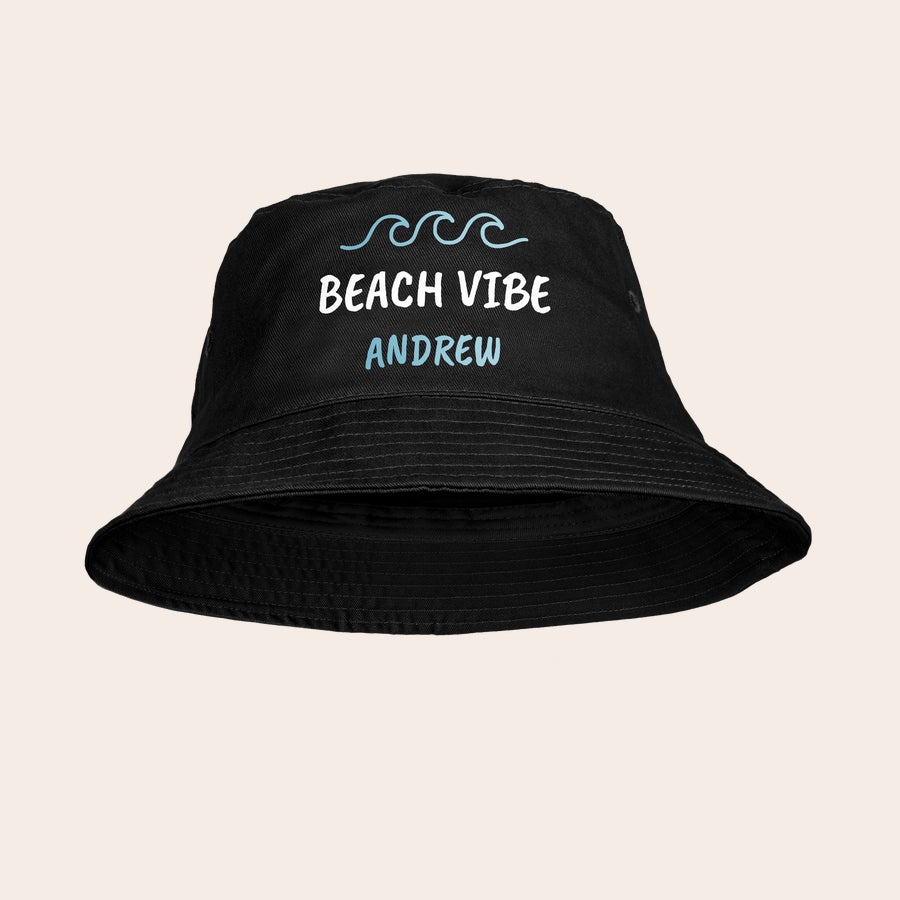 Personalizowany bucket hat Czarny kapelusz słońca z nadrukiem fal, tekstem "BEACH VIBE" i imieniem Andrew