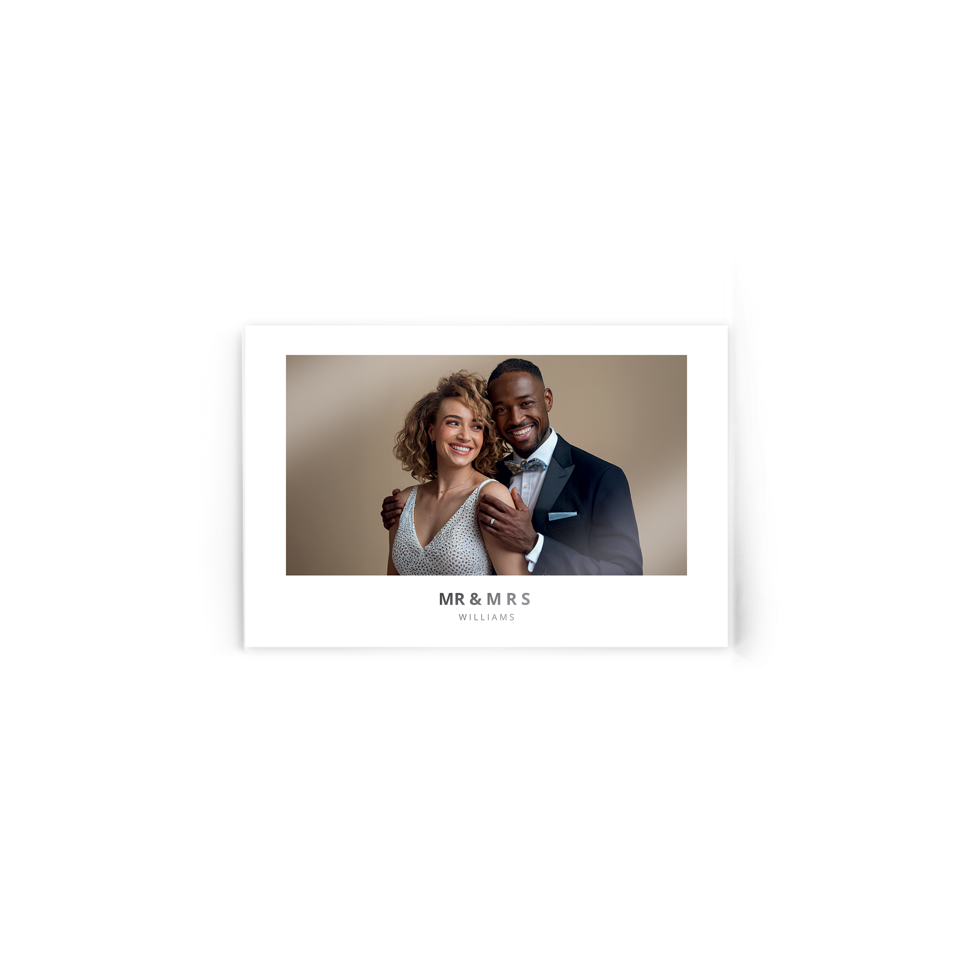 Fotografie acrilică personalizată cuplu zâmbitor și textul "Mr & Mrs Williams", perfectă pentru a imortaliza un moment memorabil.