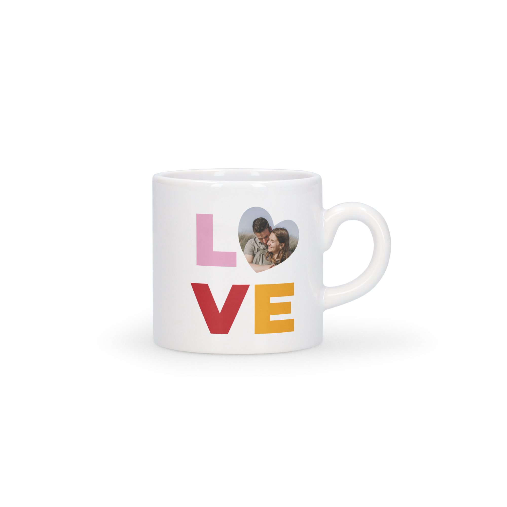 Vit espressomugg med tryck av ordet LOVE. Bokstaven O är ett hjärta med ett par.