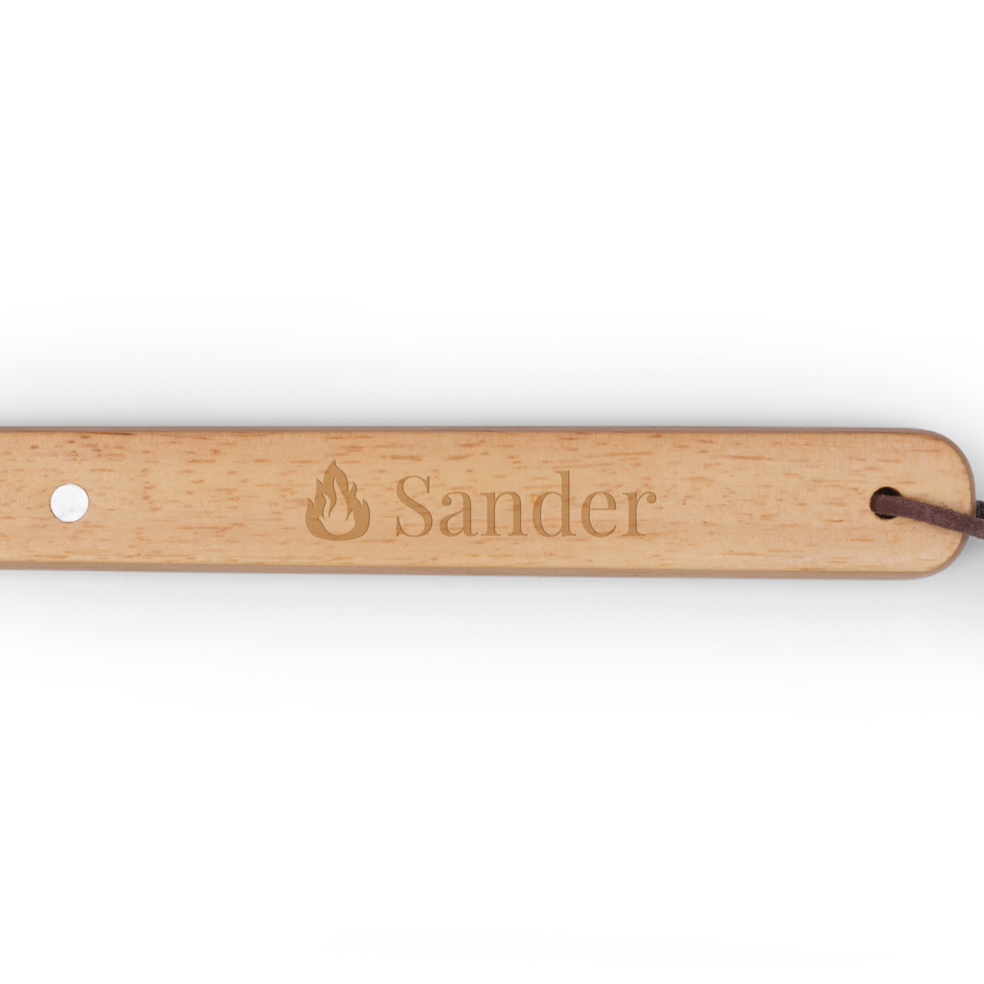 Horquilla de madera para barbacoa personalizada con el nombre Sander grabado y un símbolo de llama.