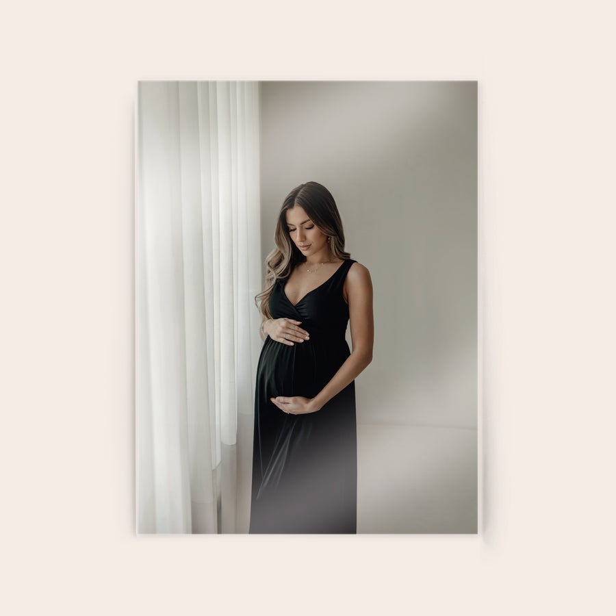 Foto på akryl Et bilde på akryl med en gravid kvinne som holder magen, personliggjort med ditt eget bilde.