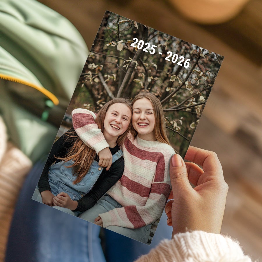 Agenda scolaire personnalisé 2025-2026 Agenda personnalisé imprimé avec photo de deux amies souriantes et l'année scolaire 2025-2026 S'organiser devient un jeu d'enfant quand on a un agenda personnalisé !