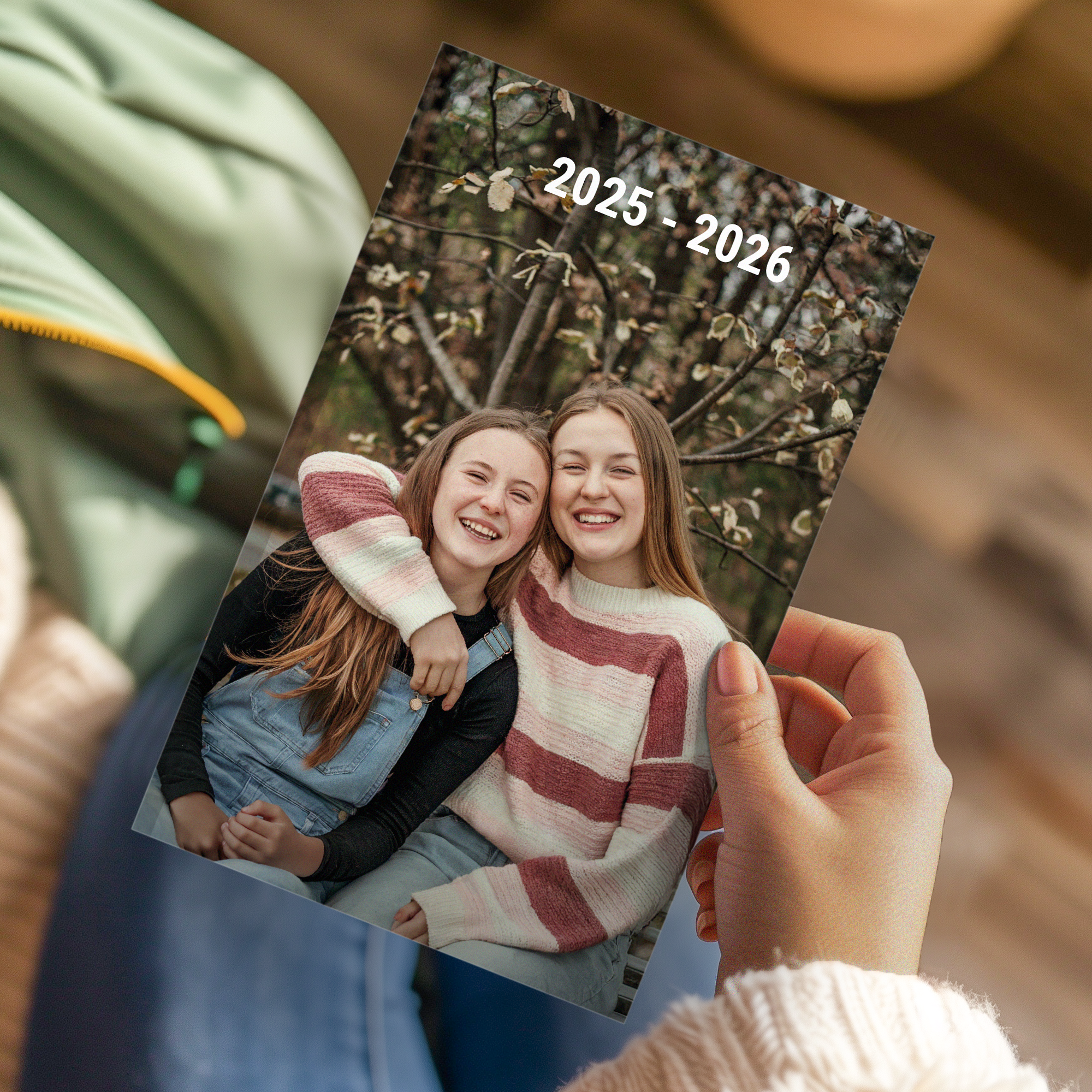 Gepersonaliseerde schoolagenda 2025-2026 bedrukt met een vrolijke foto van twee jonge meisjes