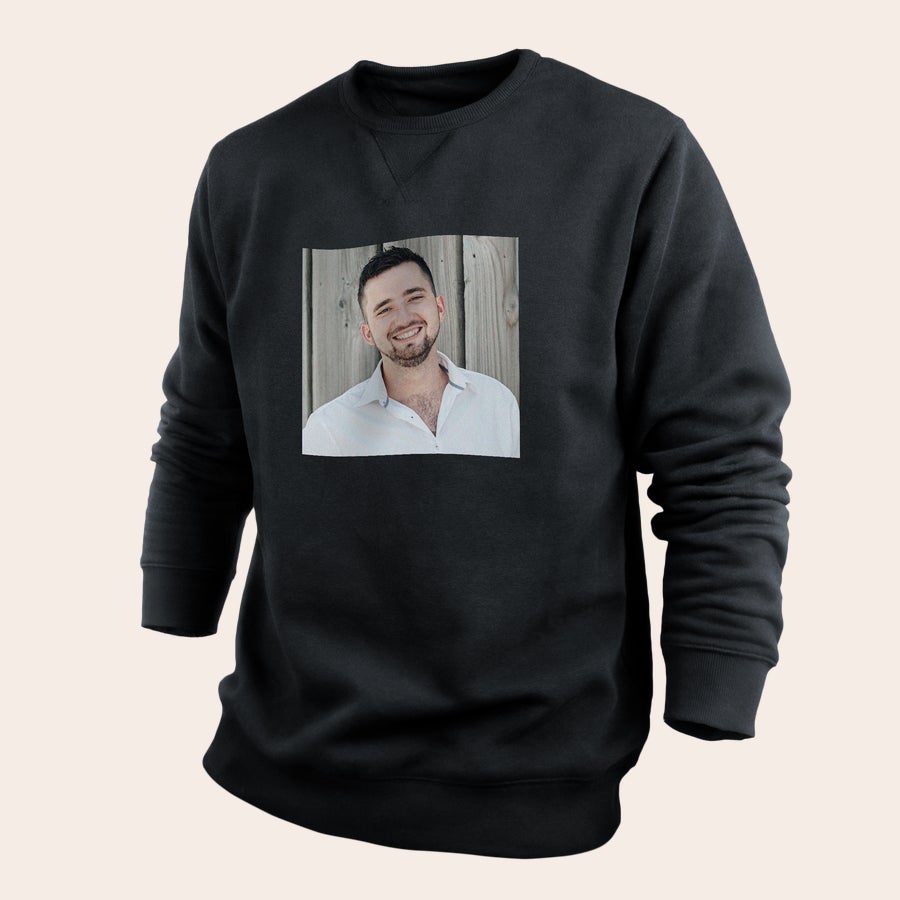 Herre genser Svart personlig genser med trykt bilde av en smilende mann. Gjør et inntrykk med et unikt design.