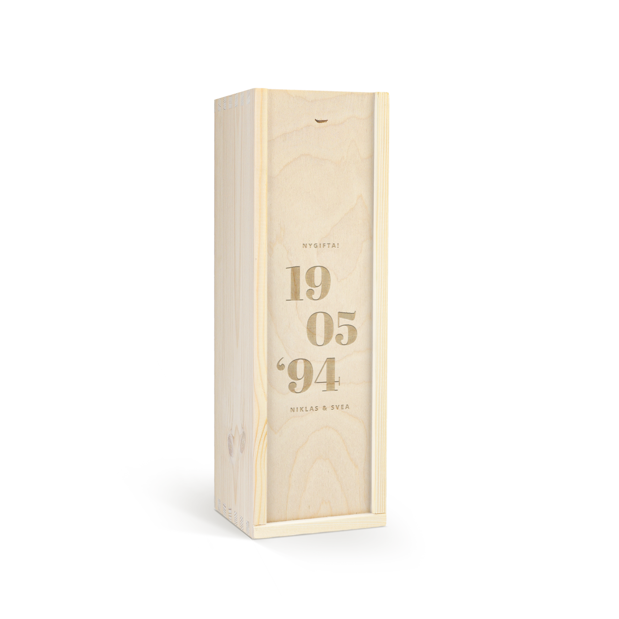 Personlig graverad träask med texten "NYGIFTA! 19 05 '94 NIKLAS & SVEA" som passar till Jameson whisky