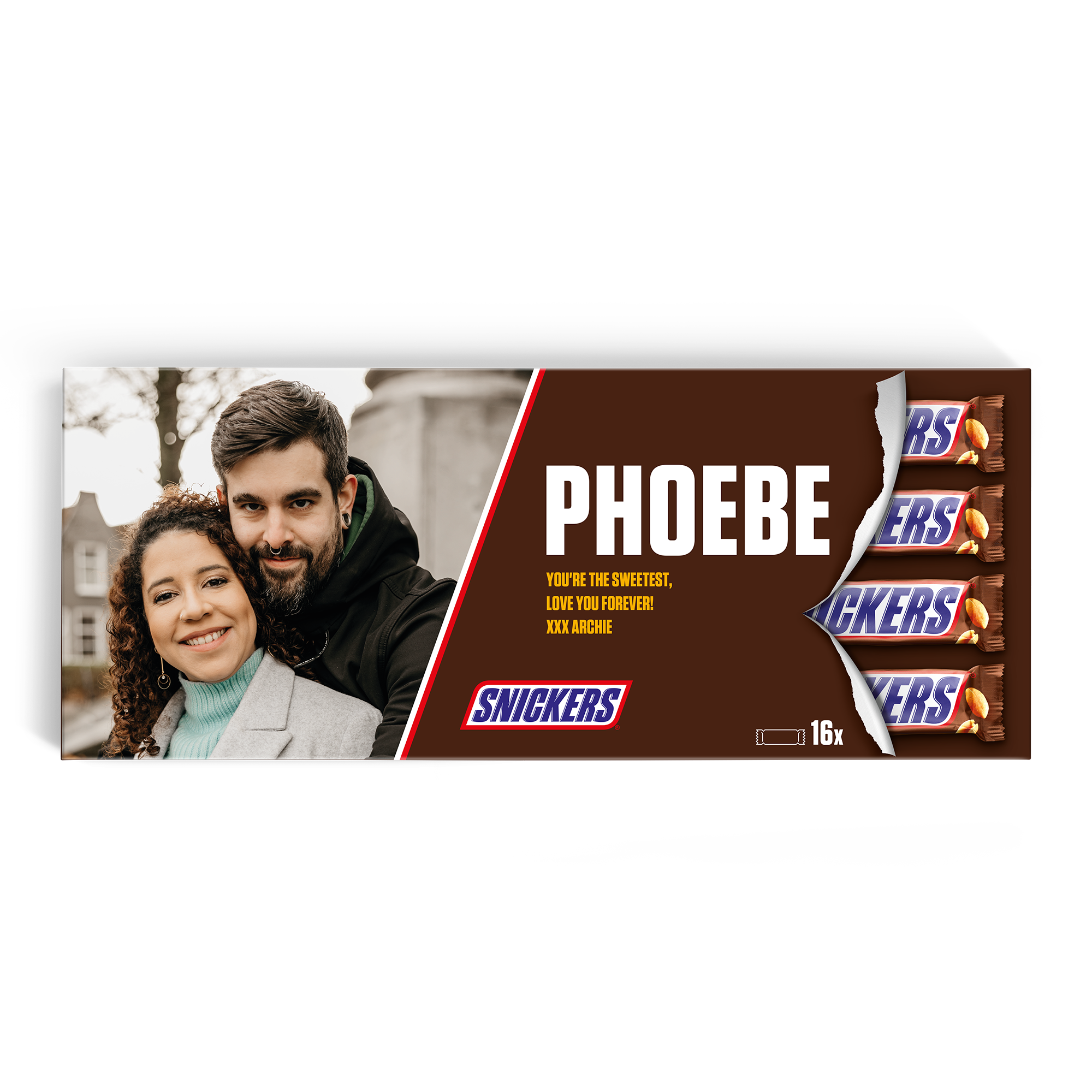 Personalizovaná Mega Snickers tyčinka s fotkou páru, jménem Phoebe a textem, obsahuje 16 ks tyčinek.