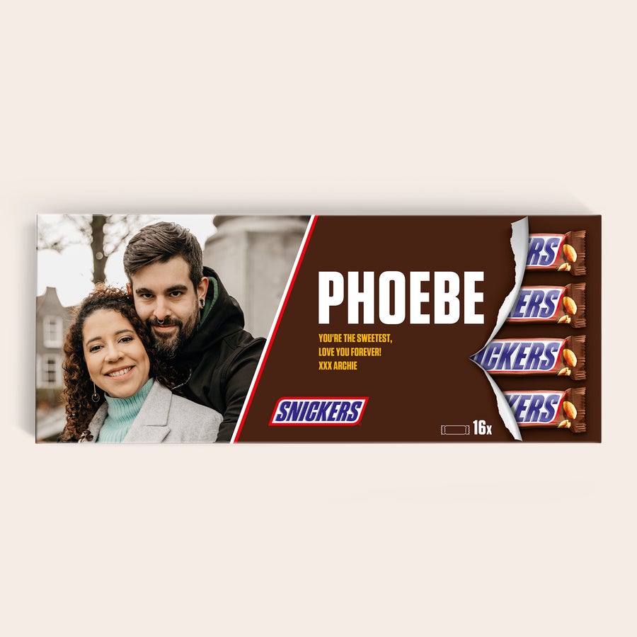 Personaliziran XXL Snickers Bar Personalizirana čokoladica XXL Snickers z natisnjeno fotografijo para, imenom PHOEBE in sporočilom.