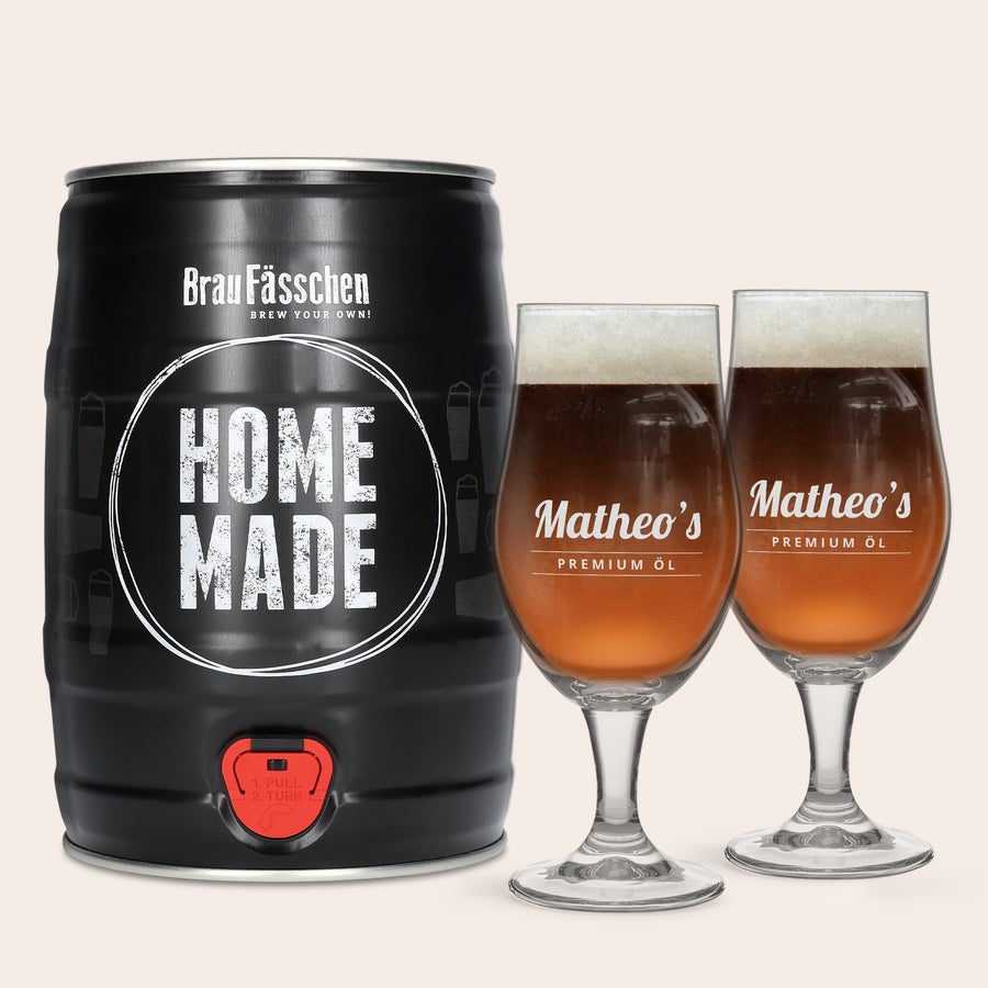 Personaliserat bryggpresent Svart hembryggarkit för öl-älskare med texten "HOME MADE" och två graverade ölglas med "Matheo's PREMIUM ÖL".