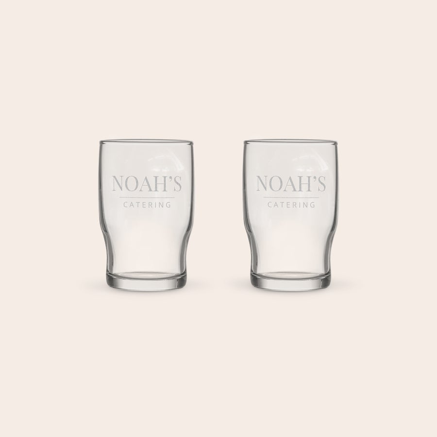 Copo de água personalizado Dois copos de água personalizados com o nome "Noah's Catering" gravado. Um copo de água tem um sabor muito melhor em um copo de água personalizado.