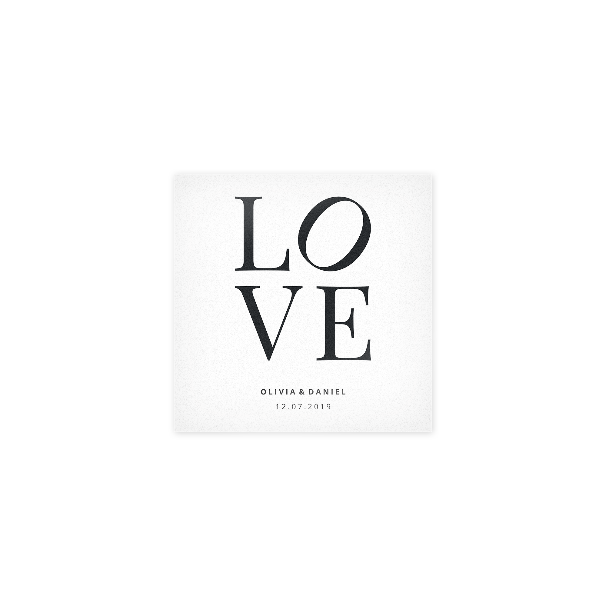 O fotografie pe Forex alb cu textul LOVE negru, personalizată cu numele Olivia & Daniel și data 12.07.2019.