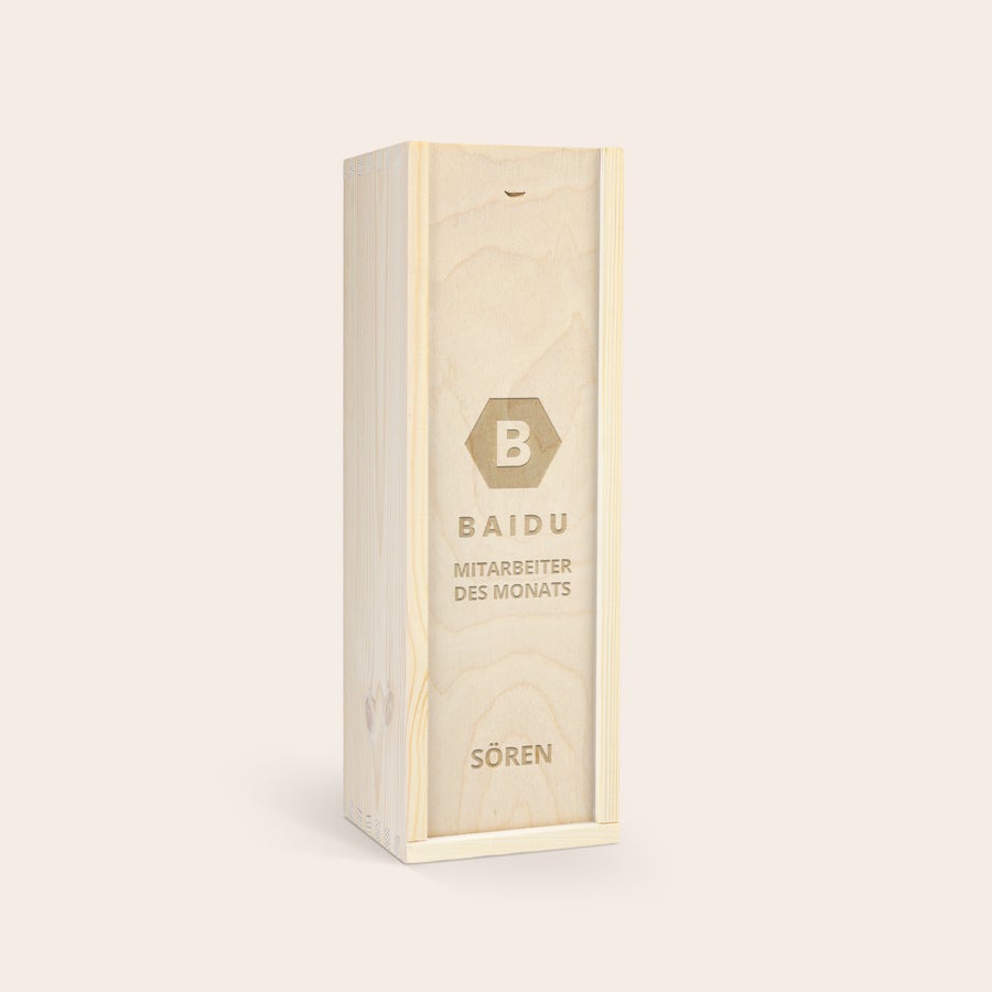 Vintense Alkoholfreier Wein personalisieren Luxuriöse Holzkiste mit Vintense Blanc, graviert mit dem Text "Baidu Mitarbeiter des Monats Sören". Das perfekte Weingeschenk.