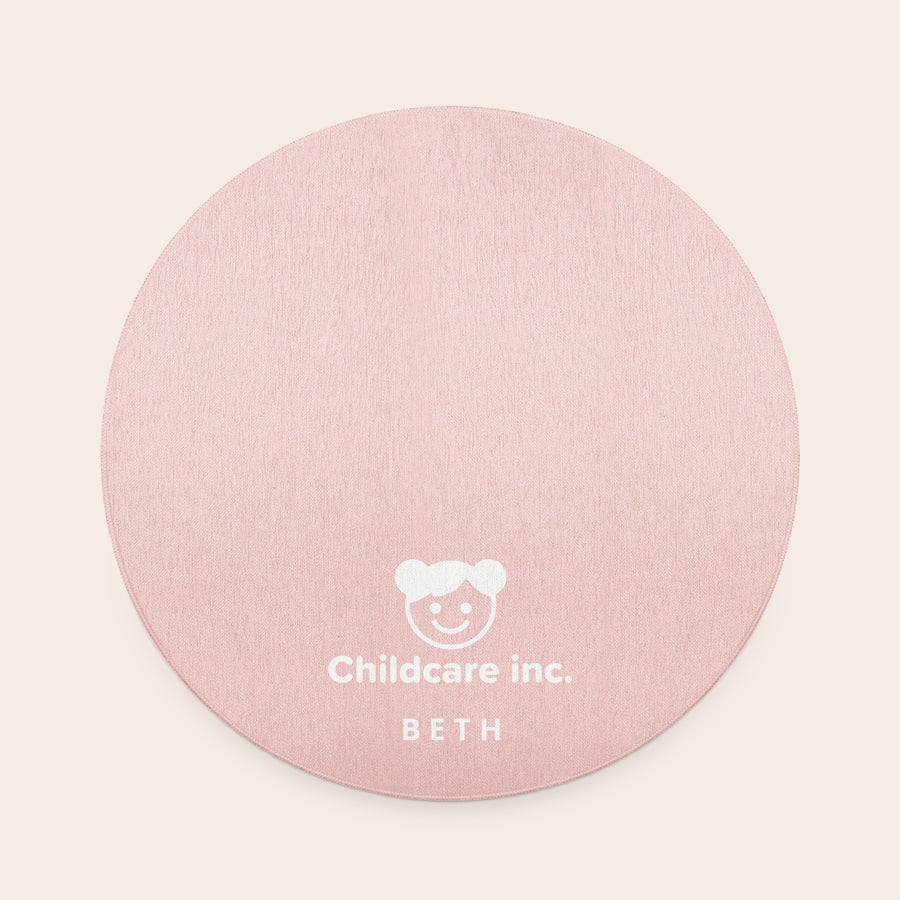 Alfombra personalizada - ø 152 cm Alfombra personalizada redonda rosa con logo "Childcare inc." y el nombre "Beth" impresos.