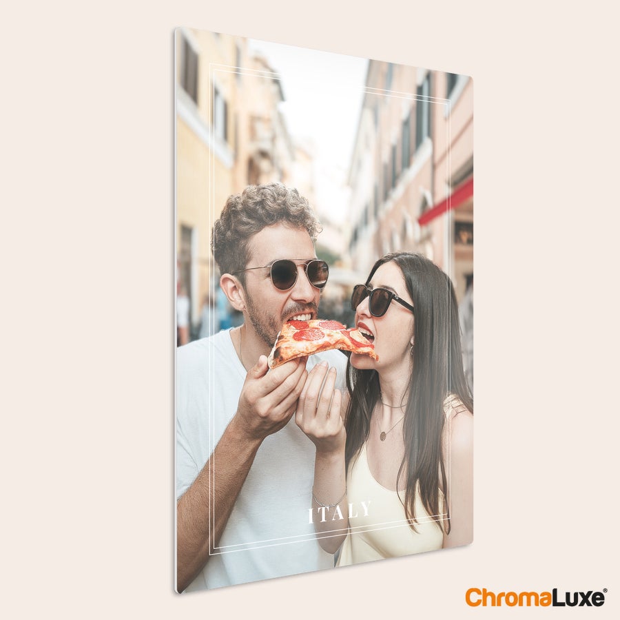 Aluminium photo panel Chromaluxe aluminium photo print of a couple eating pizza, personalized with text that reads ITALY