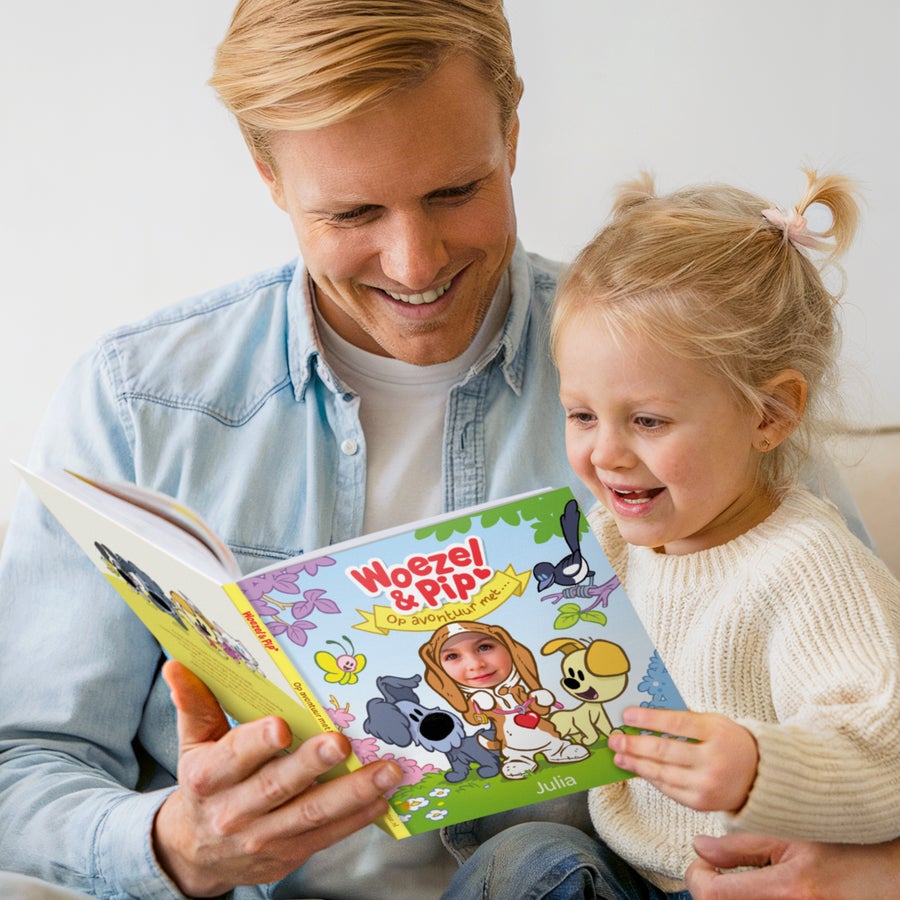 Gepersonaliseerd kinderboek - Woezel & Pip 'op Avontuur met' Een vader en dochter lezen een persoonlijk Woezel & Pip-boek voorgelezen met de foto en naam Julia op de voorkant.