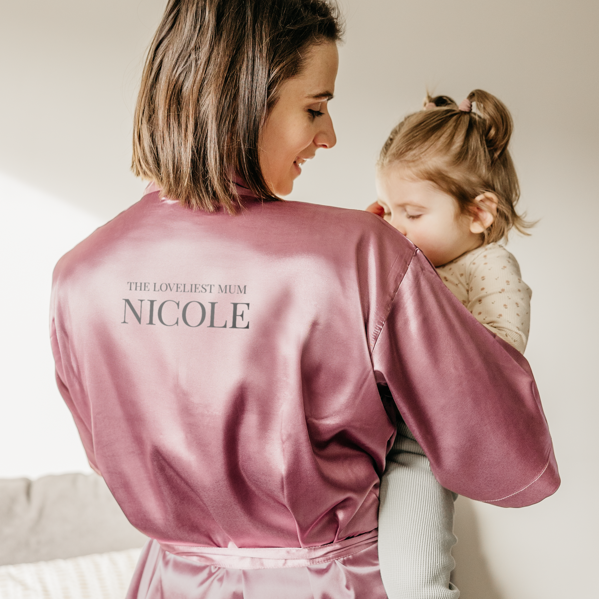 Yllätä läheisesi yksilöllisellä kimonolla. Vaaleanpunainen satiinikimono tekstillä THE LOVELIEST MUM NICOLE.