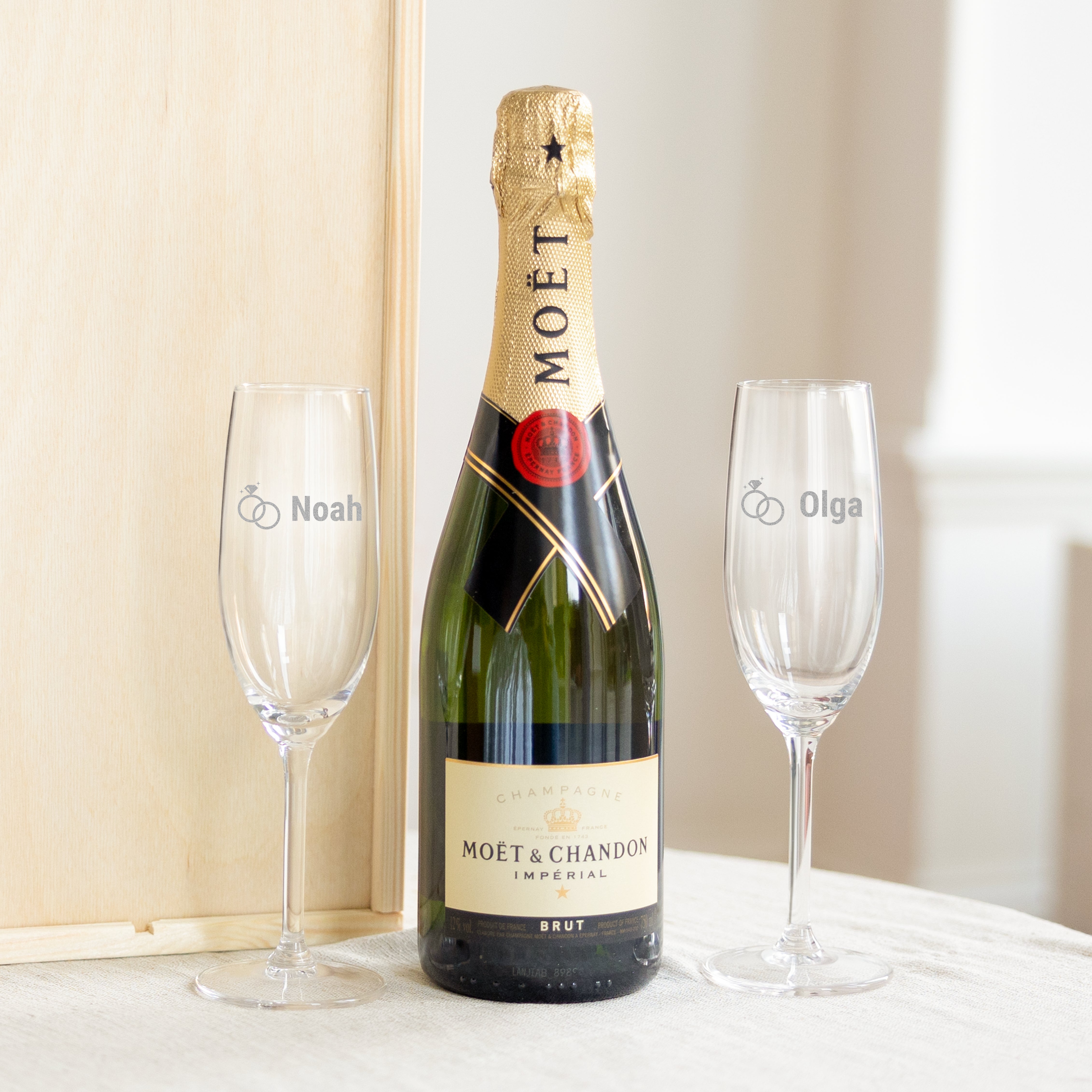 Romantisch champagnepakket met twee gegraveerde champagneglazen Romantisch champagnepakket met twee gegraveerde champagneglazen
