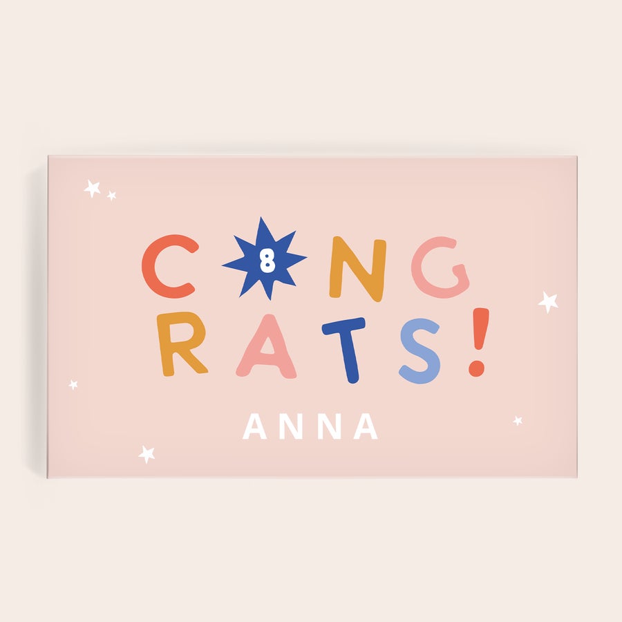 Gepersonaliseerde Mars Repen Giftbox Mars Repen Giftbox met naam en foto, gepersonaliseerd met de tekst "CONGRATS! 8 ANNA" in diverse kleuren op een roze achtergrond.