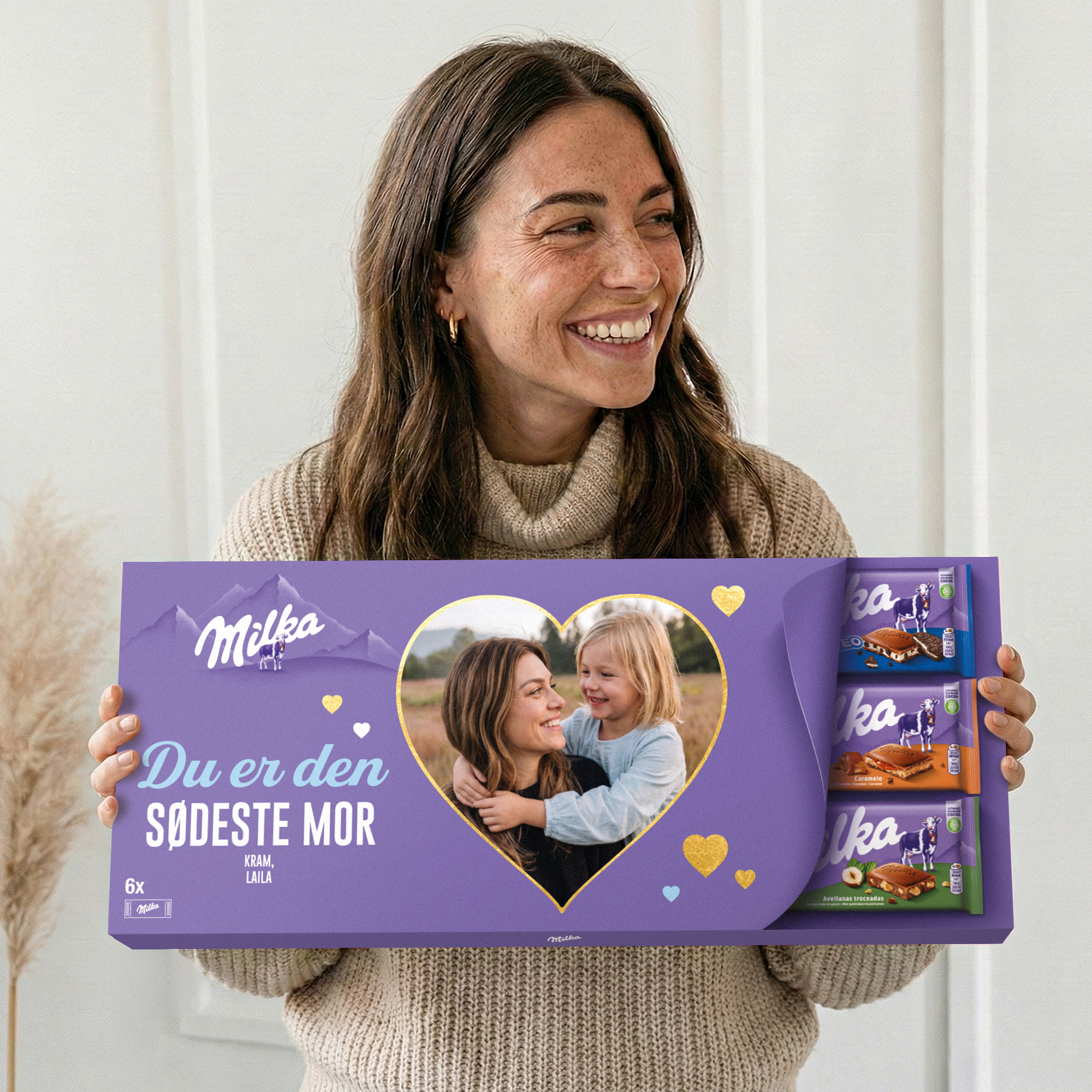 Personlig Mega Milka Chokolade med eget design - 6 plader, gaveæske med foto og teksten "Du er den sødeste mor" på låget.