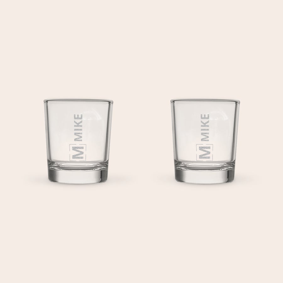 Pahare de shot personalizate Set de 2 pahare de shot personalizate gravate cu numele Mike.
