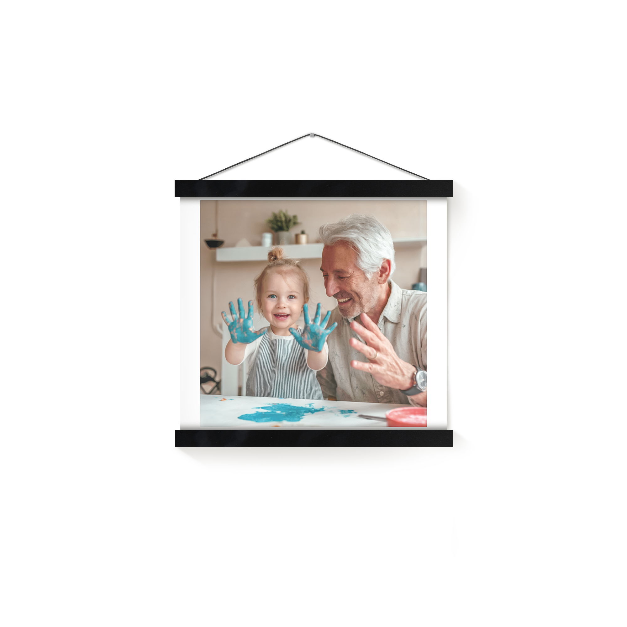 Fotoposter mit magnetischer Posterleiste zeigt ein lachendes Kind und einen Mann mit bemalten Händen, ein schönes Motiv, um deine schönsten Momente zu verewigen