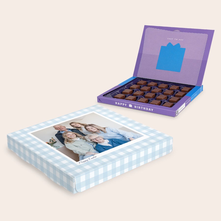 Praline Milka Pasqua Confezione regalo Milka personalizzata per Pasqua con foto e la scritta Happy Easter su sfondo a quadri bianchi e azzurri