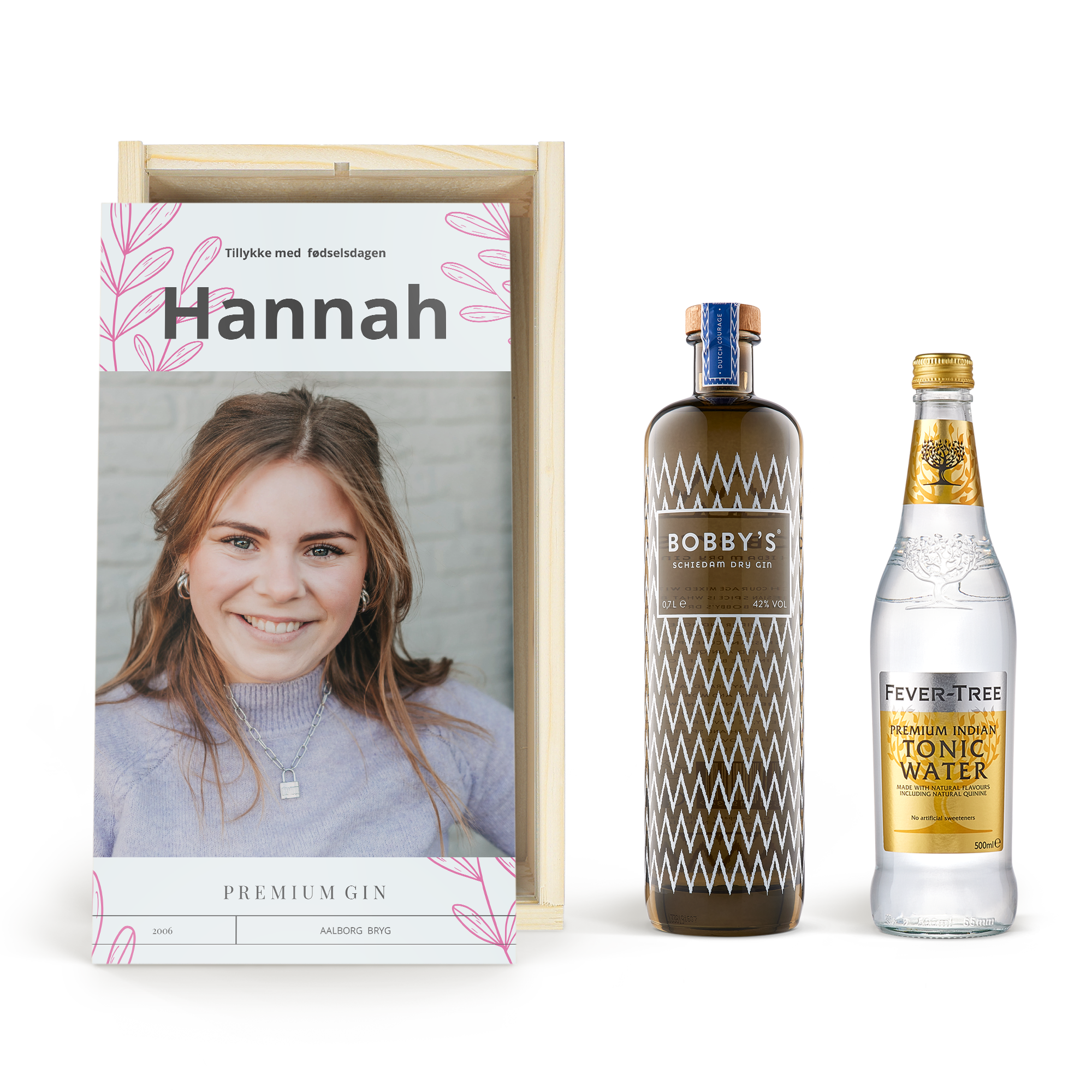 Giv et stilfuldt gin og tonic sæt med Bobby's Gin. En ginflaske, tonicvand og en trækasse med printet foto og "Tillykke med fødselsdagen Hannah".