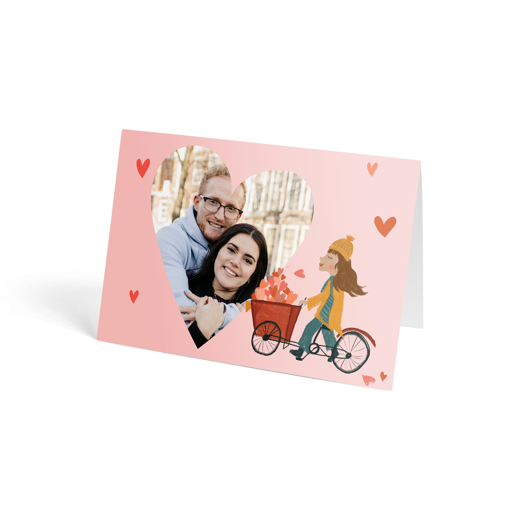 Brievenbusbloemen met persoonlijke kaart - Rode rozen. Roze wenskaart met hartvormige foto van een stel en illustratie van een fiets met hartjes. Personaliseer met je eigen foto.