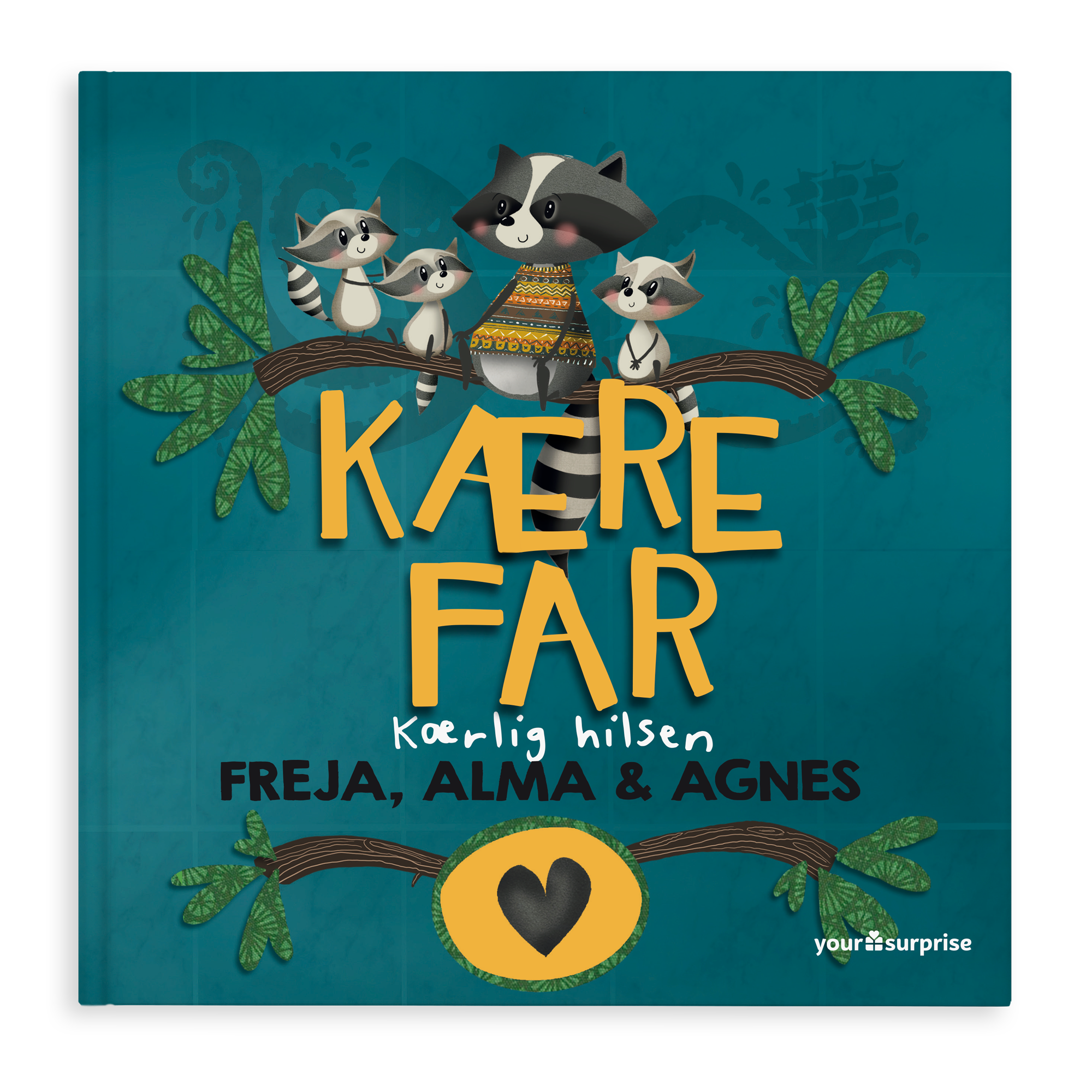 Personliggørelse "Kære Far" bog med vaskebjørnefamilie, der viser din far hvor meget han betyder for dig. Forsiden er designet med navnene FREJA, ALMA & AGNES og et hjerte.