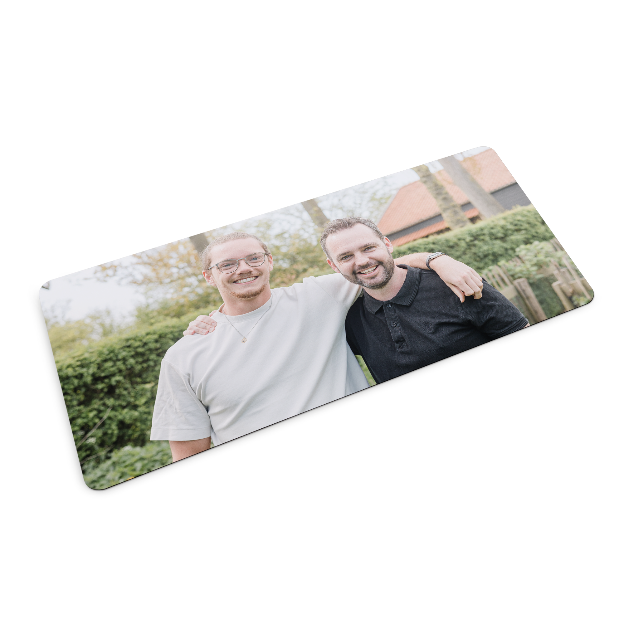 Mousepad gamer XL personalizado com a foto de dois amigos, impresso para surpreender o seu gamer favorito.