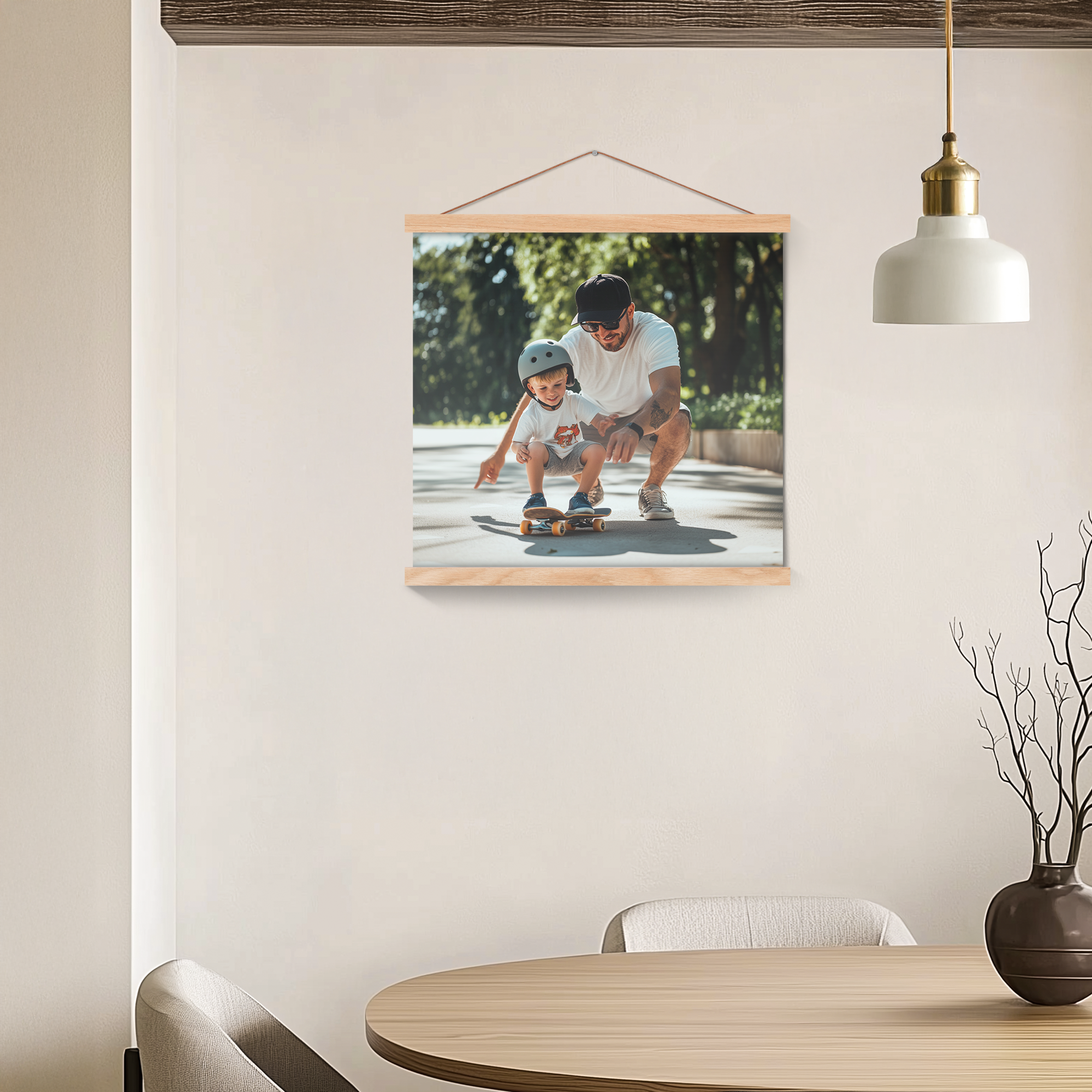 Gepersonaliseerde poster met een foto van vader en zoon op een skateboard, bevestigd aan de muur met een houten magnetische posterhanger.