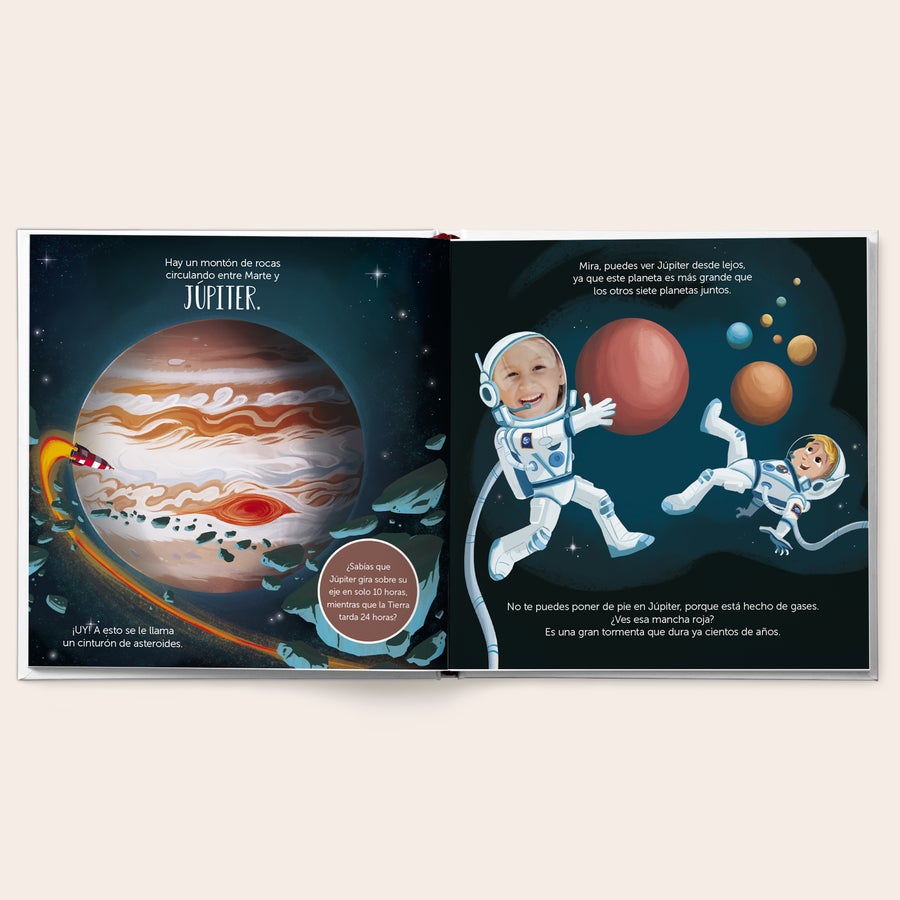 Cuento personalizado - Pequeño astronauta Libro personalizado El Pequeño Astronauta y "Nombre" en un viaje a los planetas – Tapa dura, impreso con cara de niño en traje espacial.