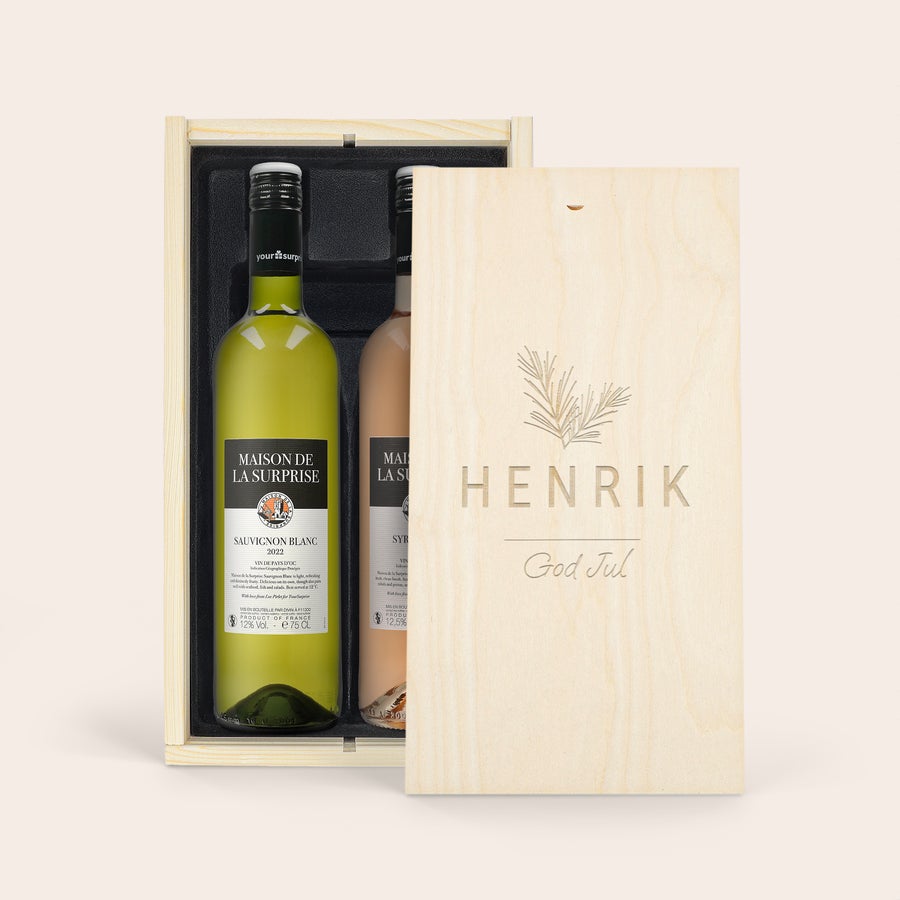 Personlig Maison de la Surprise Vinpresent Vitt och rosévin Maison de la Surprise i graverad vinlåda med granmotiv texten Henrik och God Jul