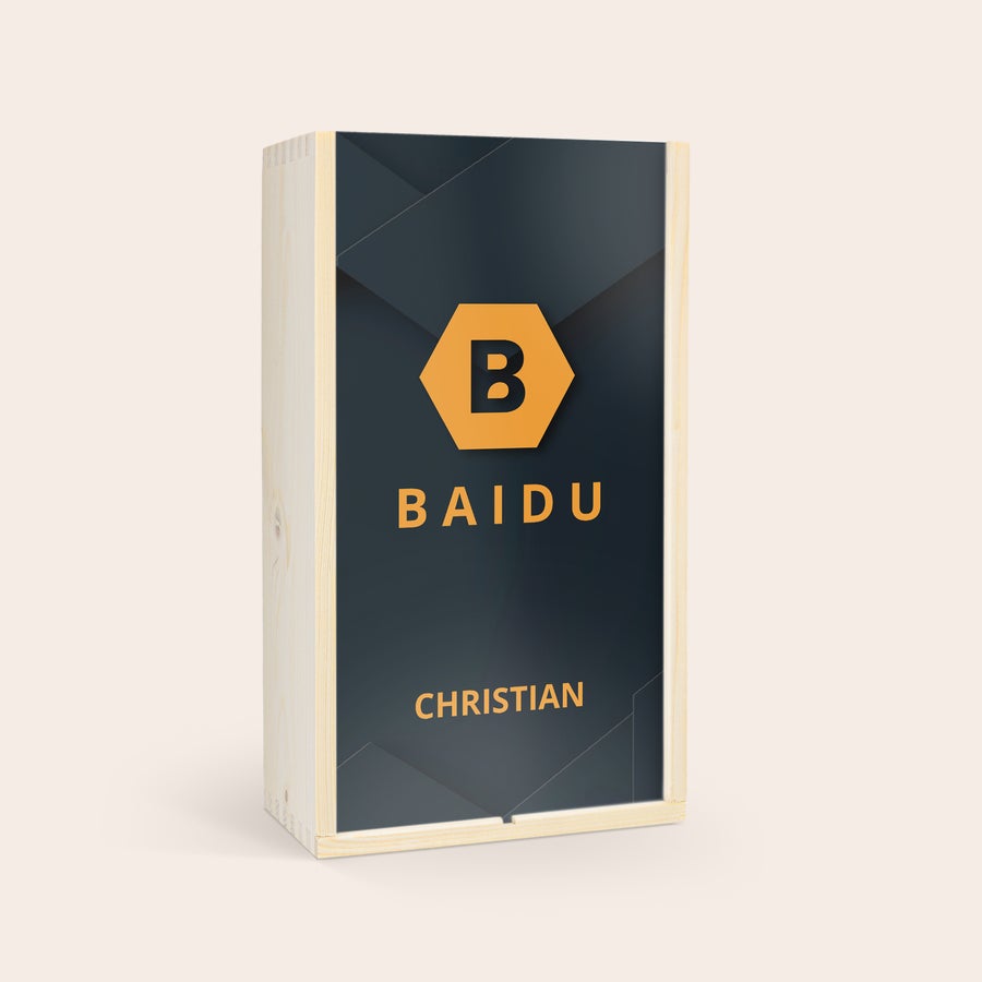 Set de bere de Ziua Tatălui în cutie din lemn - Westmalle Cutie de bere personalizată pentru Ziua Tatălui, din lemn deschis, cu capac negru imprimat cu inițiala B, numele Baidu și textul Christian