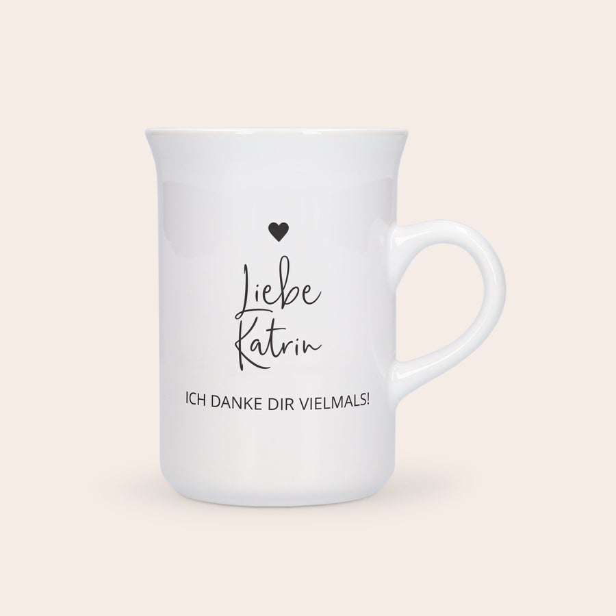 Tee Tasse Bedrucken Personalisierte Tasse mit geschwungenem Rand und schwarzem Aufdruck "Liebe Katrin ICH DANKE DIR VIELMALS!", darauf ein kleines Herz. Trink dein Lieblingsgetränk aus einer personalisierten Tasse mit geschwungenem Rand!