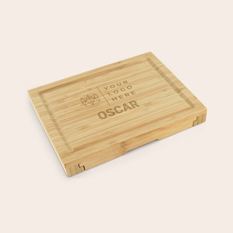 Personalizowana bambusowa deska do serów z nożami Personalizowana bambusowa deska do serów z grawerem YOUR LOGO HERE i imieniem OSCAR, z przegródkami