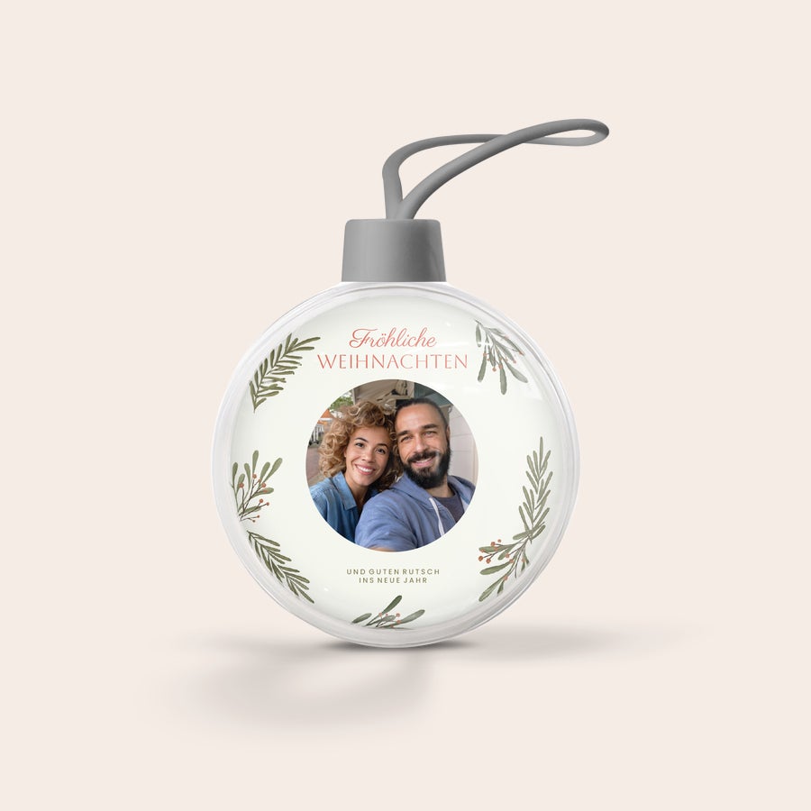 Weihnachtskugeln mit Foto Transparente Weihnachtskugel mit gedrucktem Foto eines Paares und dem Text "Fröhliche Weihnachten und guten Rutsch ins neue Jahr".