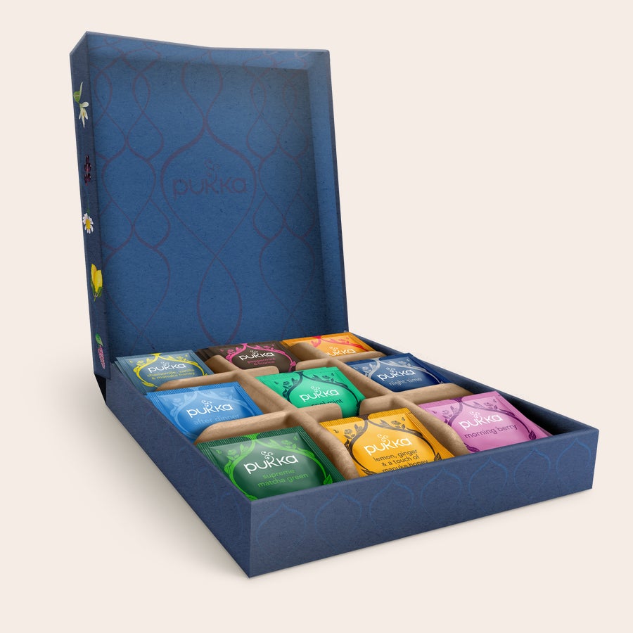 Personalisierte Pukka tea Personalisiertes Pukka-Tee-Geschenkset mit verschiedenen Teesorten in einer bedruckten blauen Box.