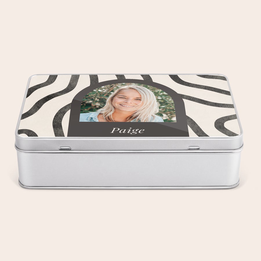 Caja de chocolate Oreo Lata de regalo Oreo personalizada con foto de una mujer rubia sonriendo y el nombre Paige impreso.