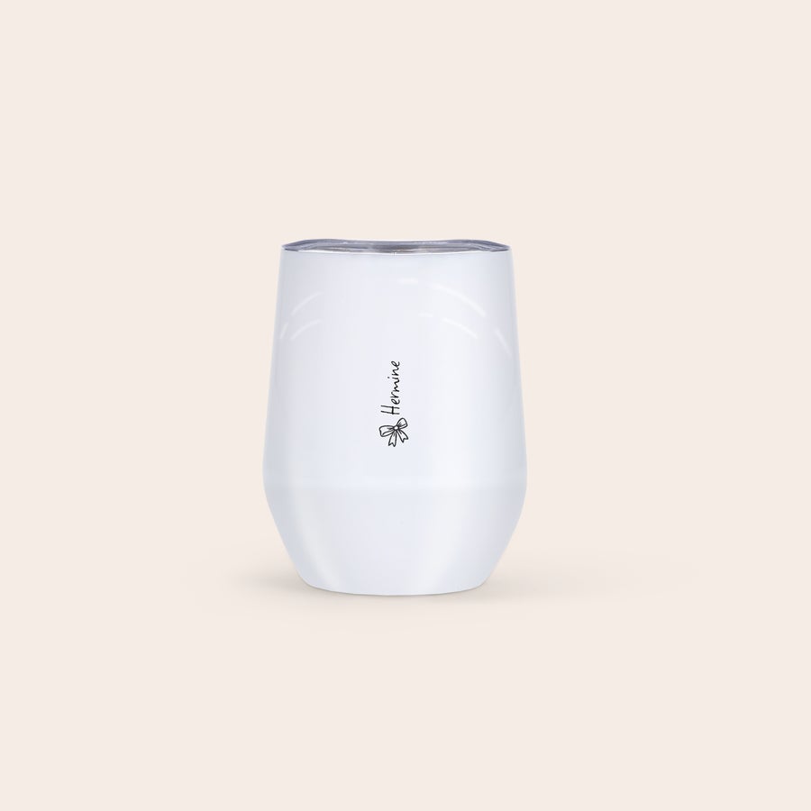Reisekopp med lokk Reisekopp med lokk - 350 ml - Hvit, personliggjort med navnet Hermine og sløyfe, trykt i svart.