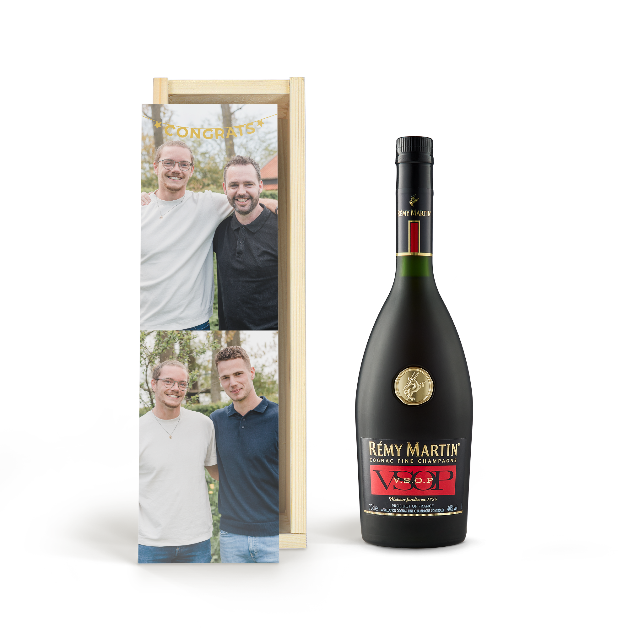 Fľaša koňaku Rémy Martin V.S.O.P. a drevená potlačená krabica s fotografiou a textom CONGRATS pre milovníka koňaku.