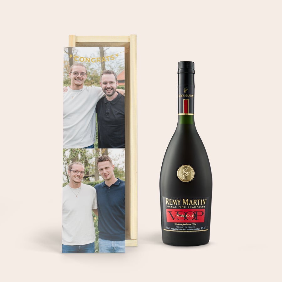 Remy Martin VSOP v personalizovanej krabici Fľaša koňaku Rémy Martin V.S.O.P. a drevená potlačená krabica s fotografiou a textom CONGRATS pre milovníka koňaku.