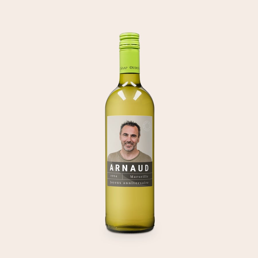 Coffret vin personnalisé - Oude Kaap - blanc Bouteille de vin Oude Kaap Blanc avec étiquette personnalisée imprimée. L'étiquette comporte une photo d'homme, le nom "Arnaud" et "joyeux anniversaire".