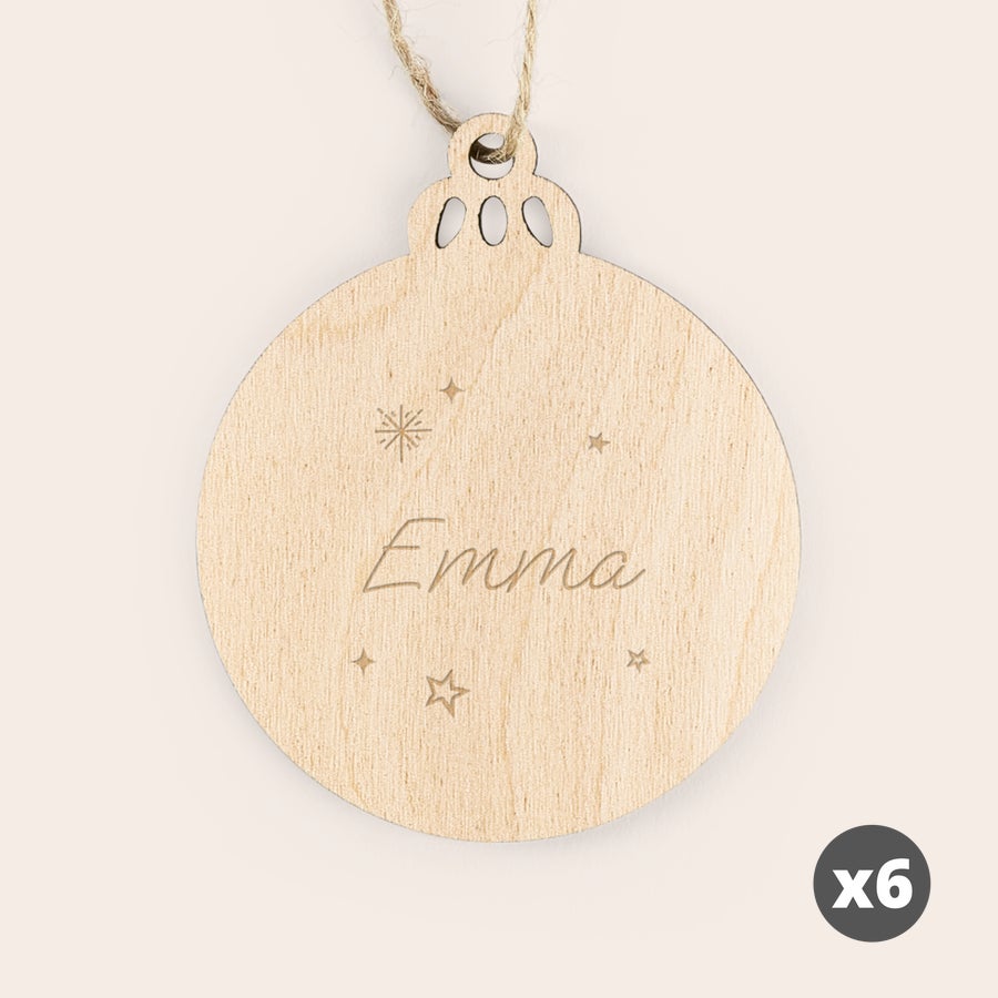 Estrella de Navidad - Madera grabada Bolas de Navidad de madera personalizadas con el nombre "Emma" grabado, adornadas con estrellas y un copo de nieve.