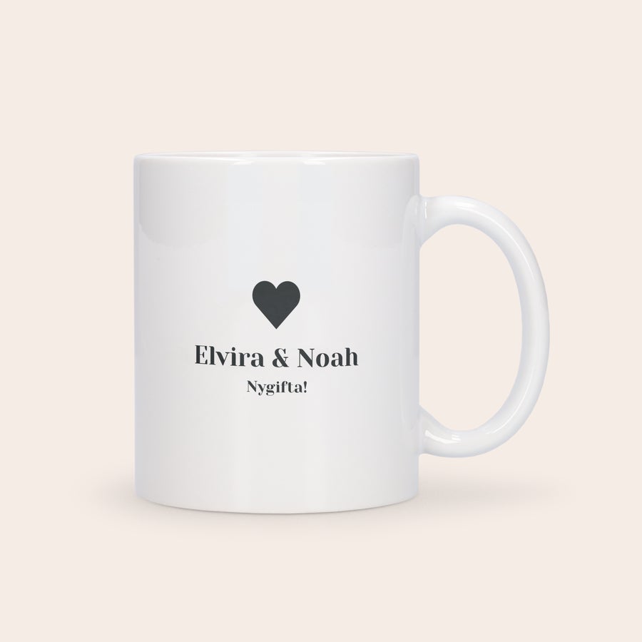 Designa kärleksmugg  Vit kärleksmugg med tryck av ett hjärta, namnen Elvira & Noah samt texten Nybliven!