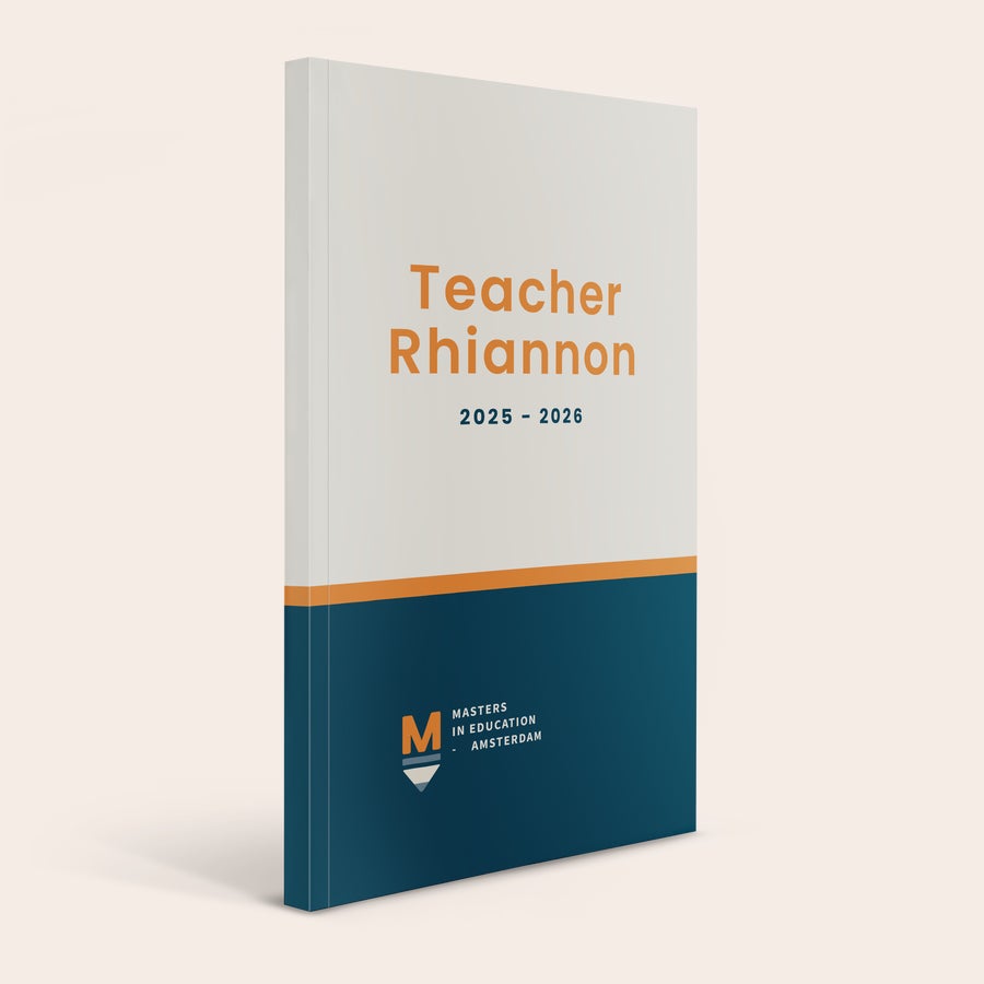 Školní diář 2025-2026 Personalizovaný školní deník s potiskem Teacher Rhiannon 2025 - 2026 a logem v modrém a oranžovém designu