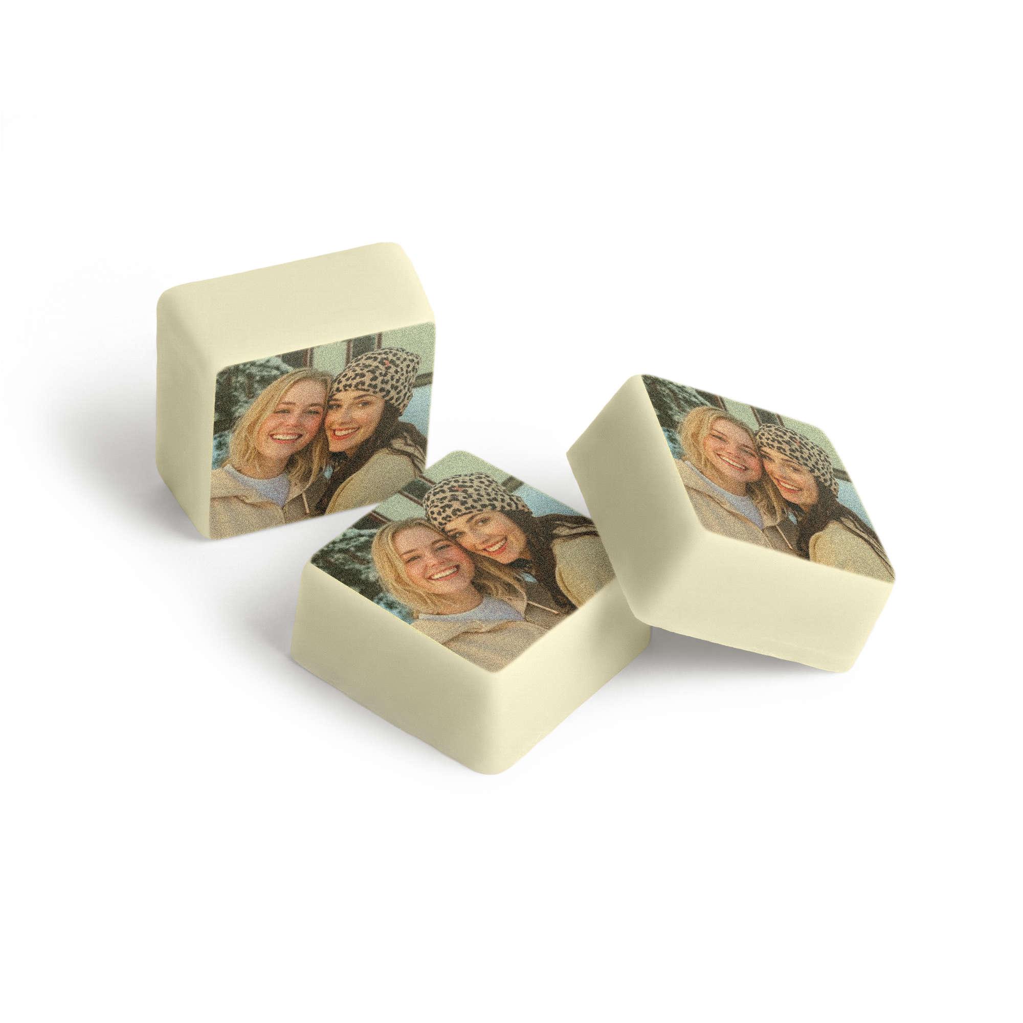 Heerlijke witte chocolade bonbons met foto van twee vriendinnen bedrukt op zoete lekkernijen