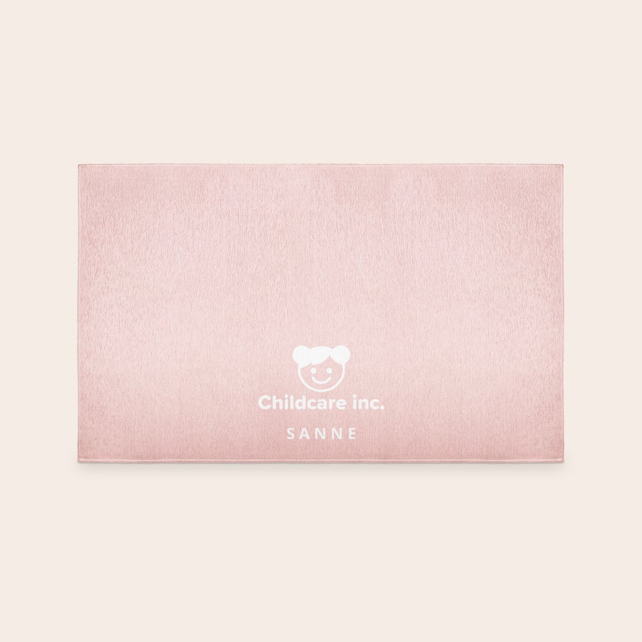 Vloerkleed bedrukken Roze gepersonaliseerd vloerkleed met logo en tekst Sanne. Maak van hun favoriete herinnering een mooie decoratie.