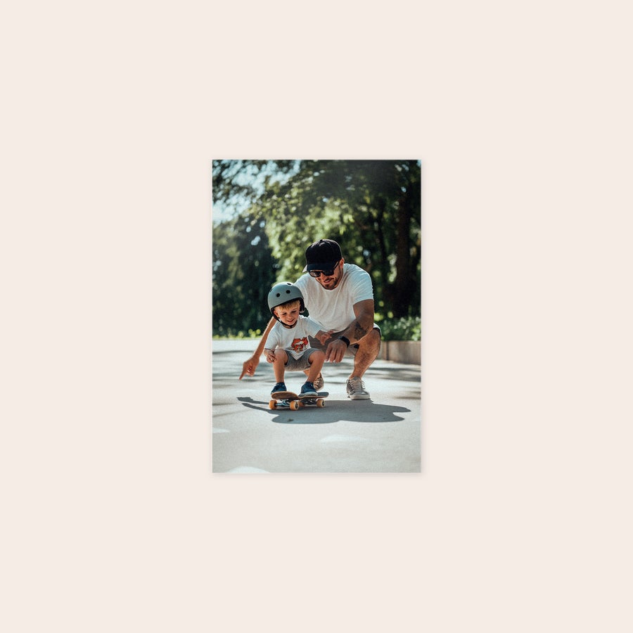 Fotografie pe forex Fotografie personalizată pe Forex cu tată și fiu pe skateboard, imprimată cu o poză la alegere