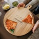Pyökkipuisesta valmistettu, pyöreän muotoinen personoitu pizzalauta omalla kaiverruksella Pyökkipuisesta valmistettu, pyöreän muotoinen personoitu pizzalauta omalla kaiverruksella